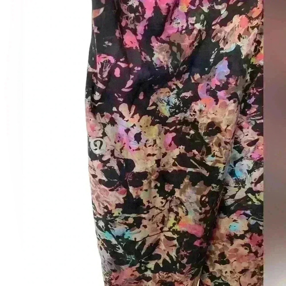 Lululemon Base Pace High-Rise Tight 25" Size‎ 12
Stencil Blossom Red Multi - Picture 6 of 10